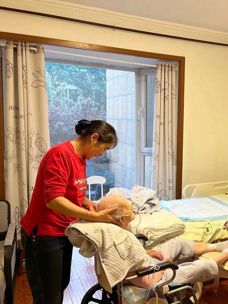 老人护理家政服务,如何选择专业可靠的人员?
