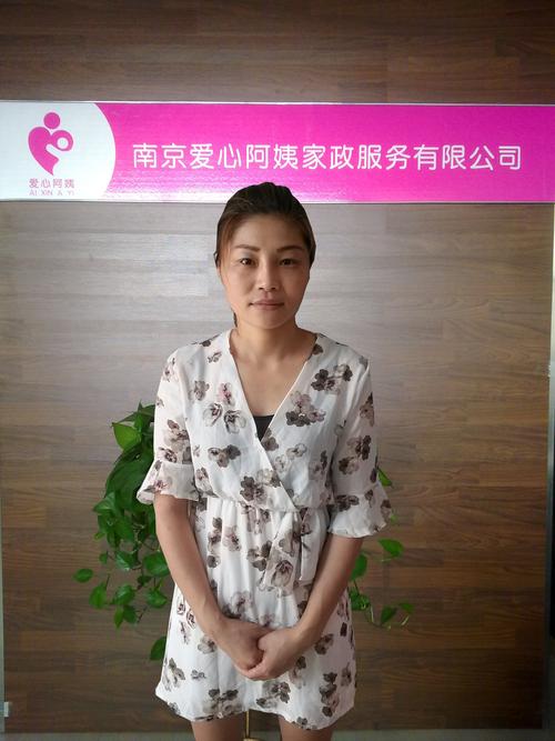 月嫂服务价格高，新手家庭如何选到靠谱的家政母婴护理？